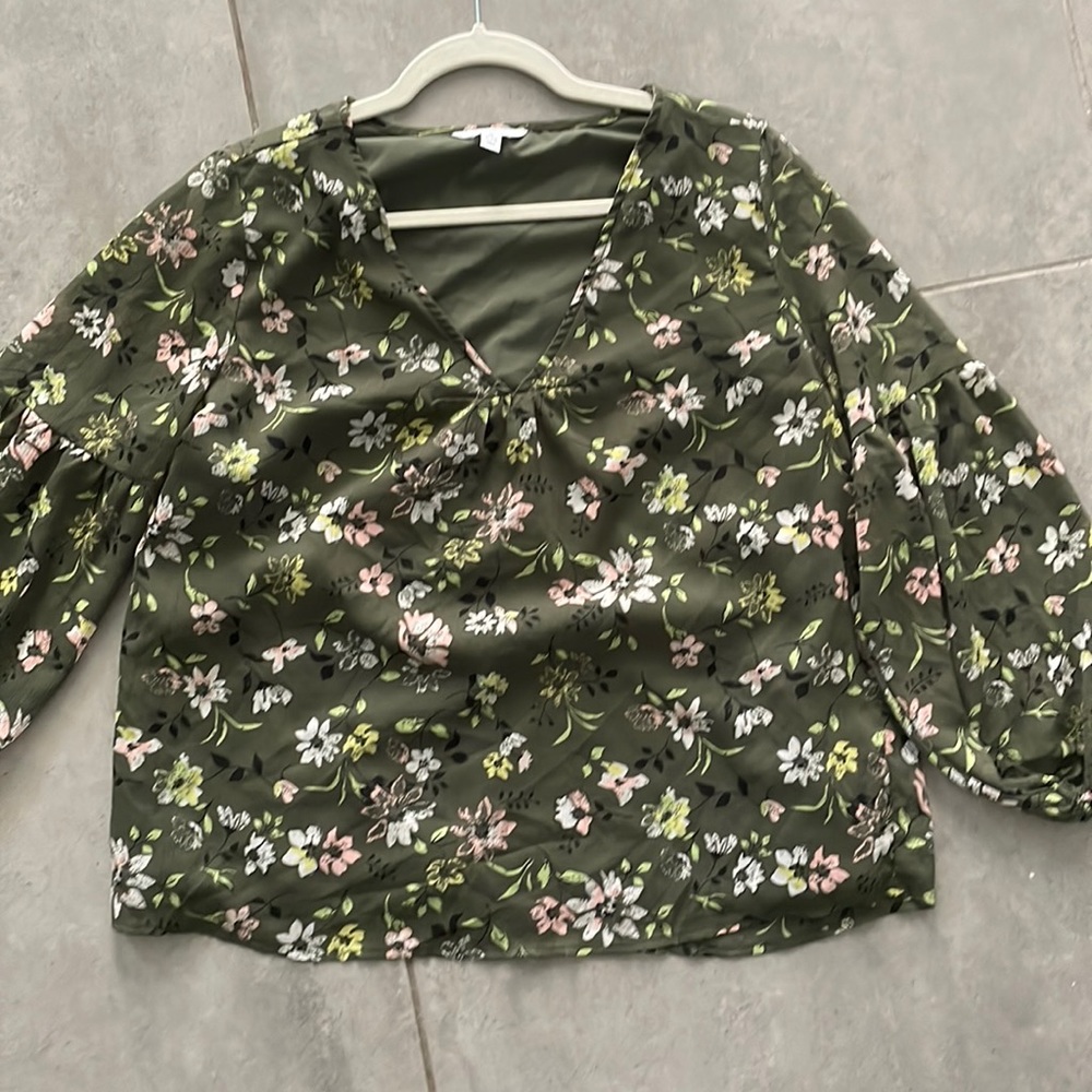 Cute floral green v cut top